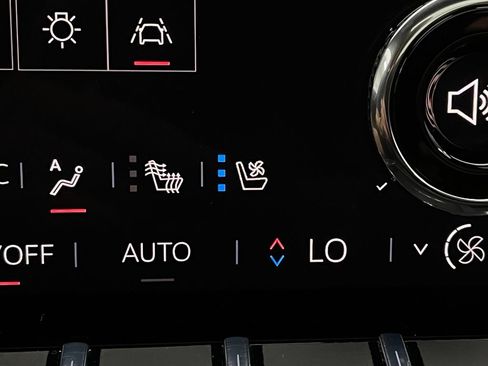 Used 2025 GMC Acadia Denali w/ LPO, All-Weather Package AWD/4WD image 6