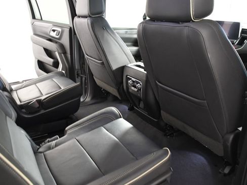 Used 2023 GMC Yukon XL SLT w/ SLT Premium Package image 22