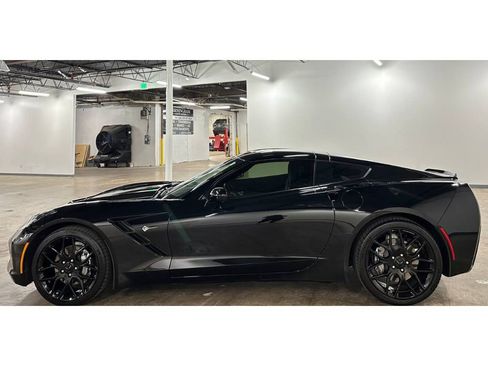 Used 2019 Chevrolet Corvette Stingray Coupe w/ 1LT RWD image 9