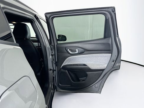 Used 2024 Jeep Compass Latitude image 28