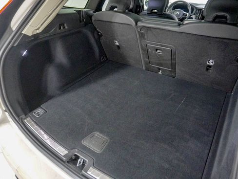 Used 2025 Volvo XC60 B5 Plus AWD/4WD image 8