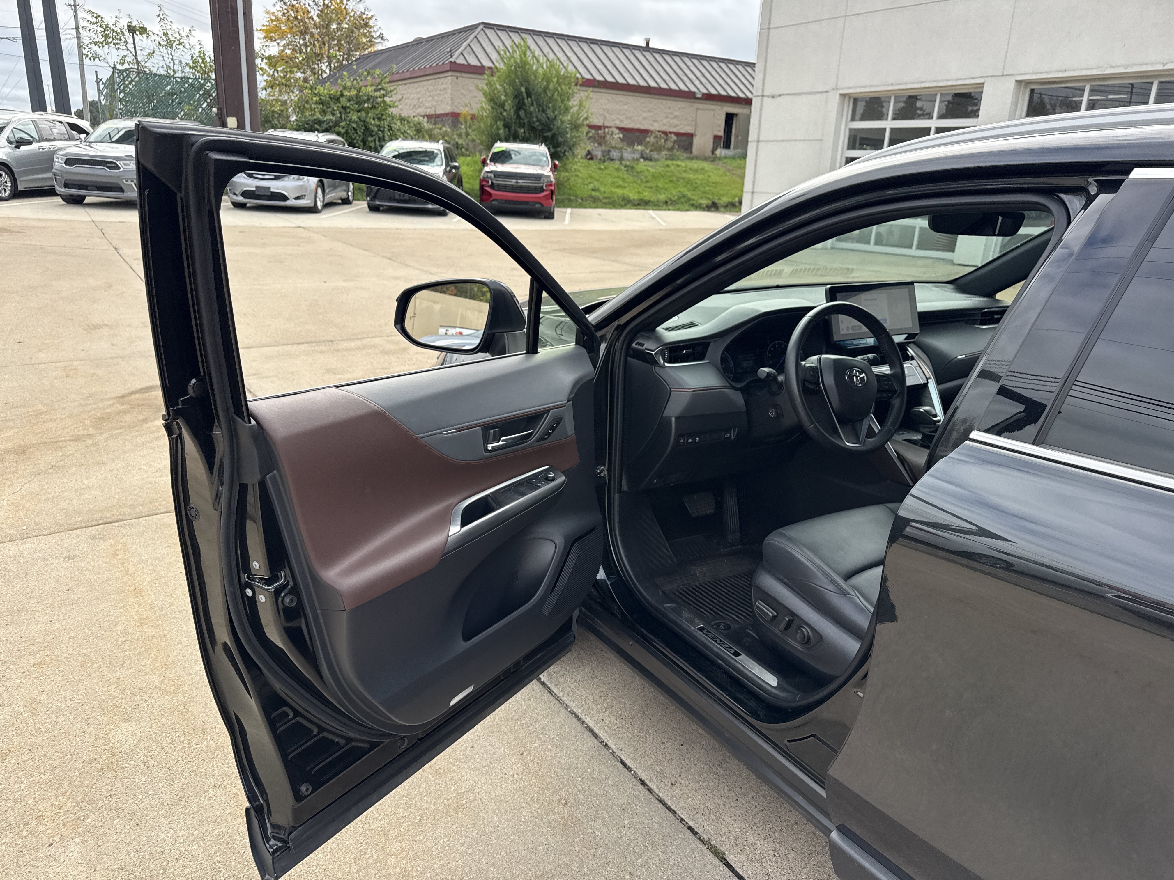 Used 2023 Toyota Venza XLE AWD/4WD image 11