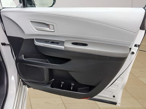 Used 2025 Toyota Sienna LE FWD image 25