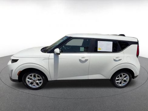 Used 2025 Kia Soul LX w/ LX Technology Package FWD image 9