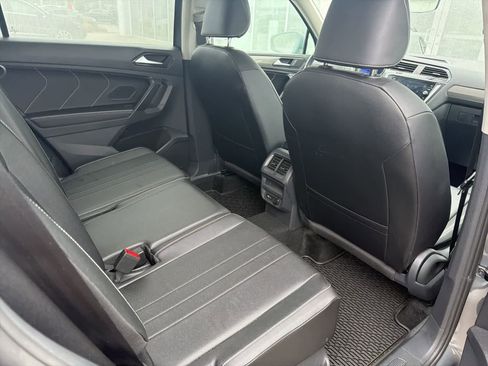 Used 2022 Volkswagen Tiguan SE w/ Panoramic Sunroof Package image 6