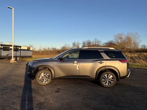 New 2025 Nissan Pathfinder SL image 2