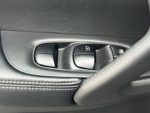 Used 2018 Nissan Rogue S AWD/4WD image 21