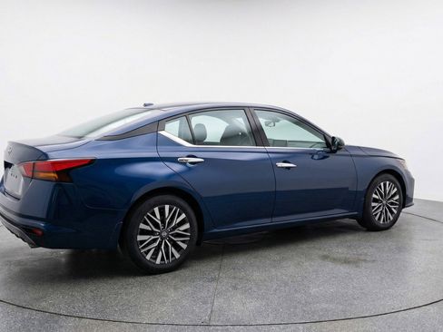 Used 2025 Nissan Altima 2.5 SV FWD image 7