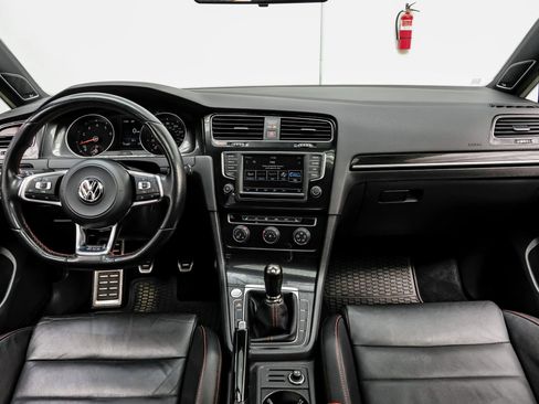 Used 2017 Volkswagen GTI SE image 17