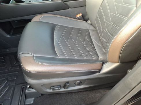 Used 2025 Nissan Pathfinder Platinum w/ Black Appearance Package image 25