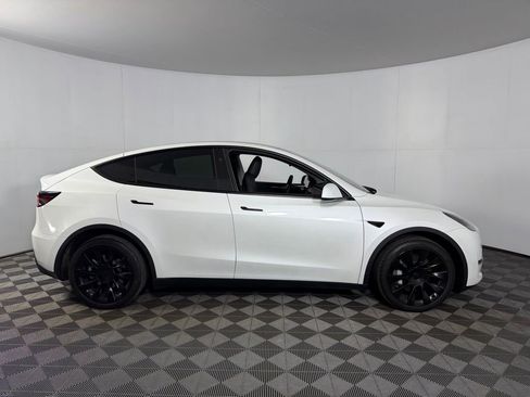Used 2024 Tesla Model Y Long Range image 3