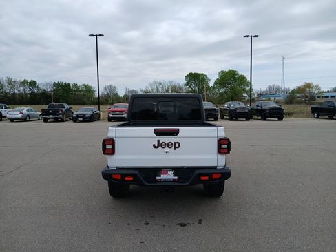 Used 2025 Jeep Gladiator Mojave w/ Convenience Group AWD/4WD image 7