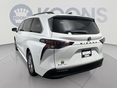 Used 2025 Toyota Sienna XLE AWD/4WD image 8
