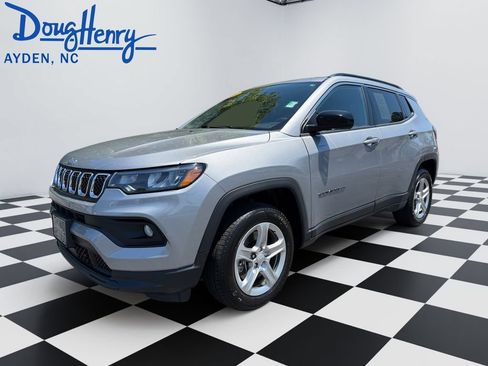 Used 2024 Jeep Compass Latitude w/ Altitude Special Edition AWD/4WD image 1