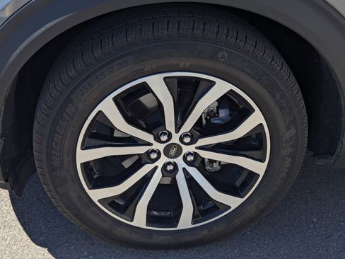 Used 2025 Ford Explorer ST-Line w/ Premium Package image 7