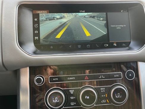 Used 2017 Land Rover Range Rover HSE image 24