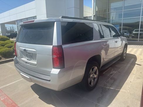 Used 2017 Chevrolet Suburban LT image 3