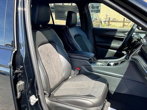 New 2025 Jeep Grand Cherokee Altitude image 8