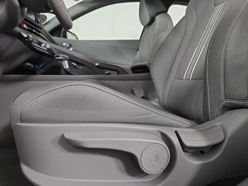 Used 2025 Hyundai Elantra Sport FWD image 29