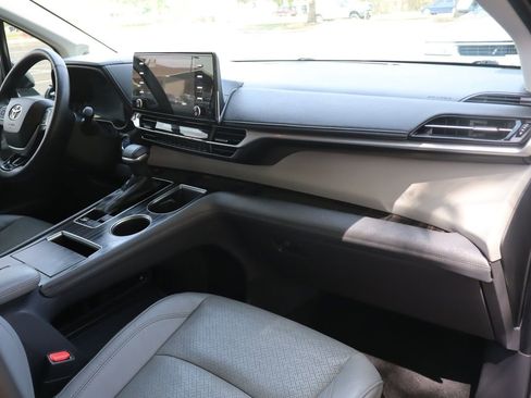 Used 2022 Toyota Sienna Limited image 17
