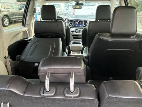 Used 2024 Chrysler Pacifica Limited FWD image 14