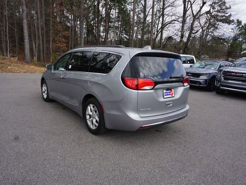 Used 2017 Chrysler Pacifica Touring-L w/ Tire & Wheel Group image 21