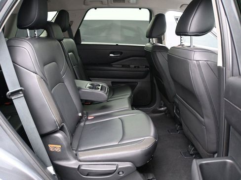 Used 2024 Nissan Pathfinder SL AWD/4WD image 18