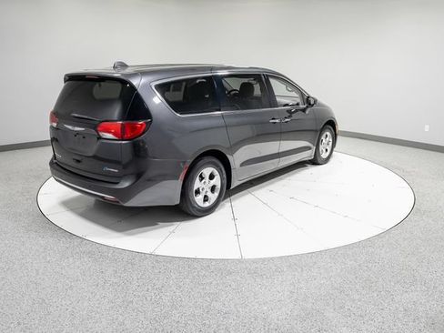 Used 2018 Chrysler Pacifica Touring Plus FWD image 31