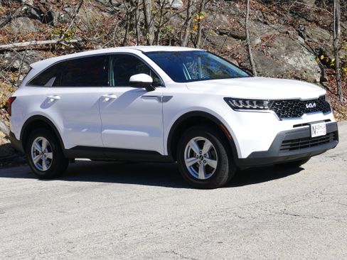 Used 2023 Kia Sorento LX image 8