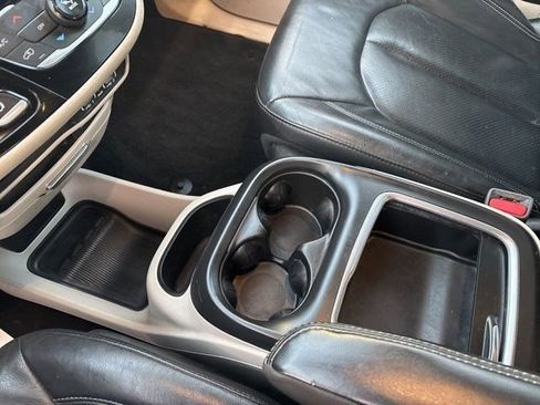 Used 2022 Chrysler Pacifica Touring-L image 27