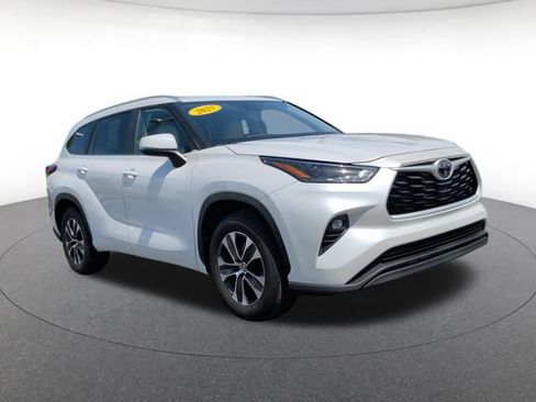 Used 2025 Toyota Highlander XLE FWD image 8