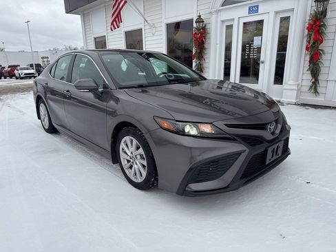 Used 2023 Toyota Camry SE image 3