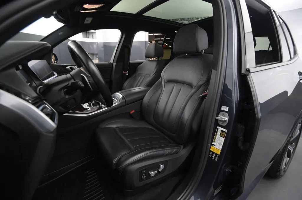 Used 2021 BMW X5 M50i AWD/4WD image 42