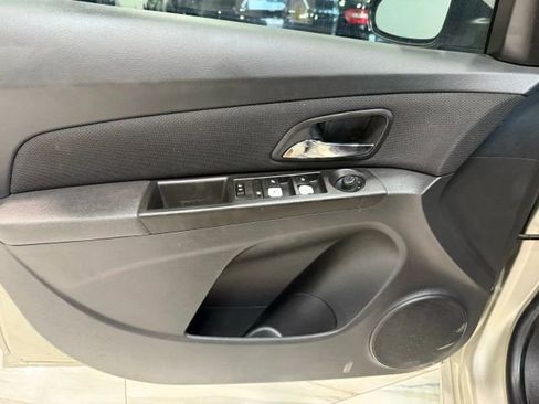 Used 2016 Chevrolet Cruze LT w/ Technology Package image 10