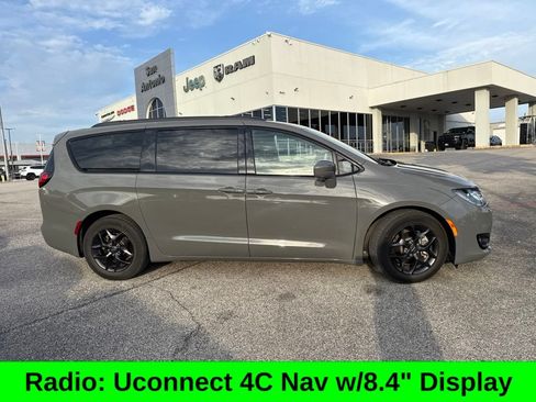 Used 2020 Chrysler Pacifica Touring-L Plus w/ Advanced Safetytec Group FWD image 8