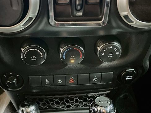 Used 2016 Jeep Wrangler Unlimited Rubicon w/ Connectivity Group AWD/4WD image 15
