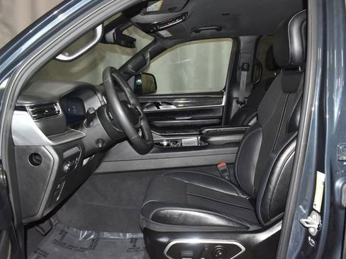 Certified 2024 Jeep Wagoneer L Series II w/ Flexible Seating Group image 11