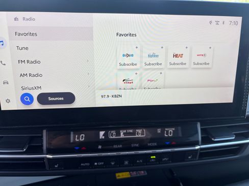 Used 2025 Toyota Sienna XLE FWD image 17