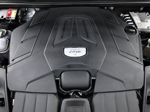 Used 2022 Porsche Cayenne S image 21