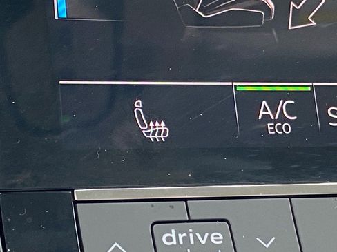 Used 2022 Audi e-tron Premium w/ Convenience Plus Package image 17