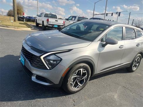 Used 2023 Kia Sportage LX image 3