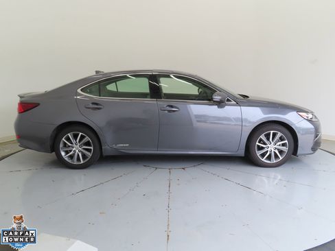 Used 2018 Lexus ES 300h w/ Luxury Package FWD image 2