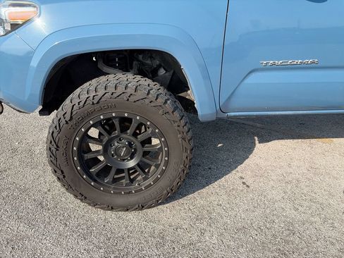 Used 2019 Toyota Tacoma TRD Sport AWD/4WD image 14