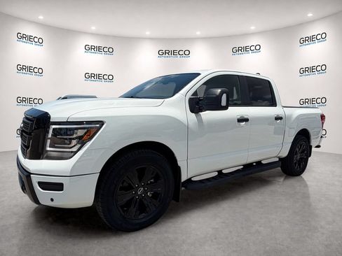 Used 2024 Nissan Titan 4x4 Crew Cab image 3