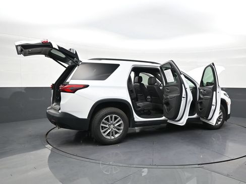 Used 2024 Chevrolet Traverse LT FWD image 25