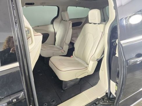 Used 2017 Chrysler Pacifica Limited image 15