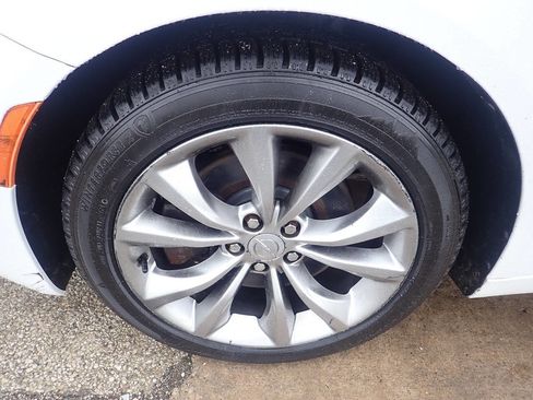 Used 2015 Chrysler 200 S image 16