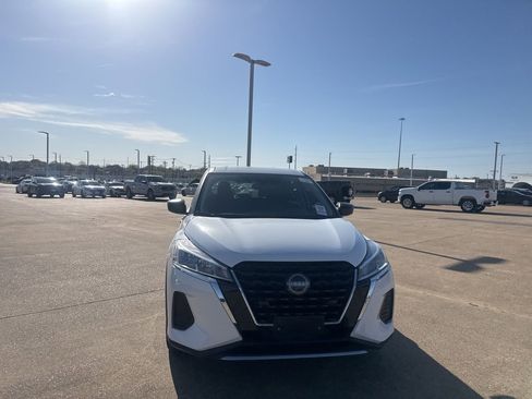 Certified 2024 Nissan Kicks S image 3