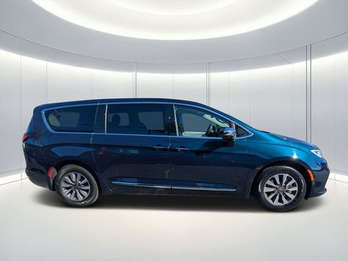 Used 2023 Chrysler Pacifica Limited image 3