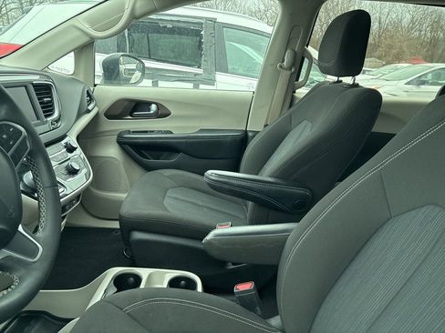 Used 2022 Chrysler Voyager LX image 17